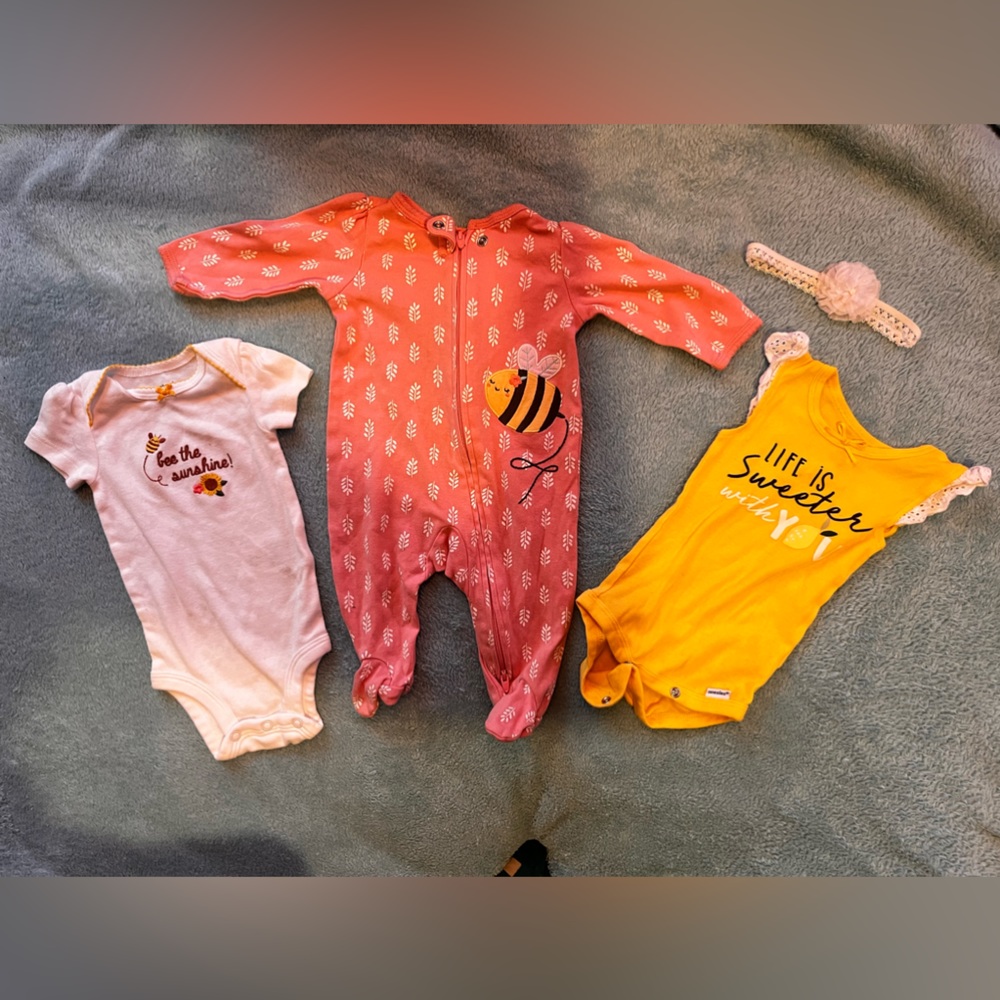 Bee-Utuful 3 piece baby bundle from carters! W/ free gift! 3months